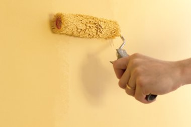 Sarı renkli duvarları boyama işlemi 