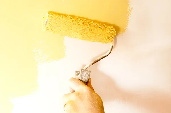 Процесс покраски стен в желтый цвет — стоковое фото