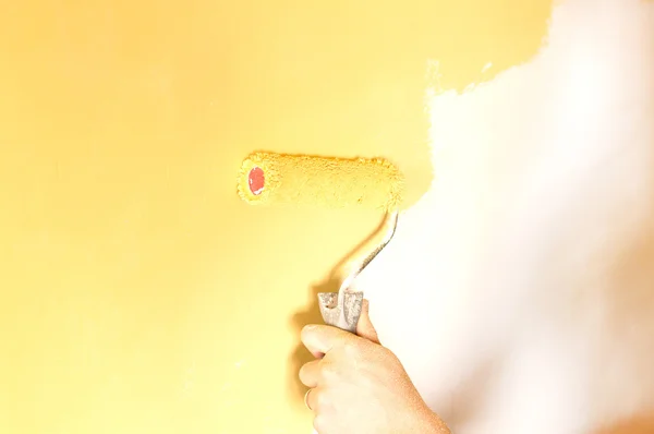 The process of painting the walls in yellow color — Stock Photo, Image