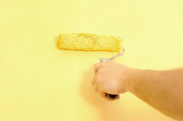 El proceso de pintar las paredes en color amarillo — Foto de Stock