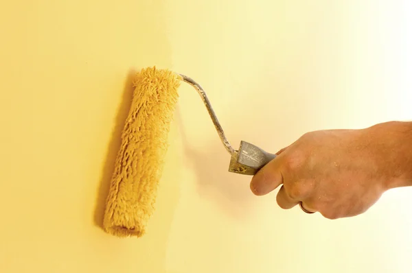 Sarı renkli duvarları boyama işlemi 