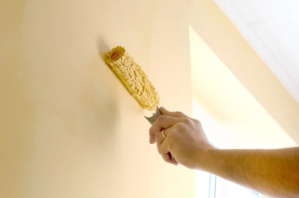 El proceso de pintar las paredes en color amarillo —  Fotos de Stock