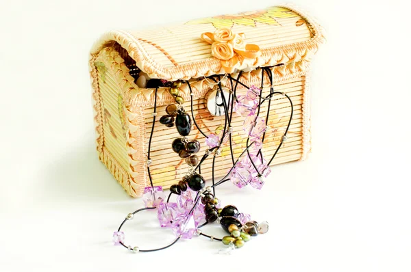 Various women's beautiful jewelry in a wicker box — Stock Photo, Image