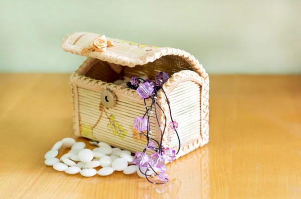 枝編み細工品ボックスの様々 な女性の美しい宝石類 — ストック写真