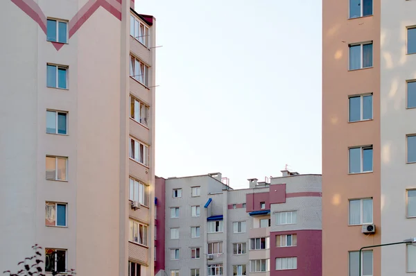 Nieuwe meerdere verdiepingen, bakstenen huis in de wijk van de stad — Stockfoto