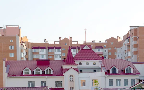 Nueva casa de ladrillo de varios pisos en el barrio de la ciudad — Foto de Stock