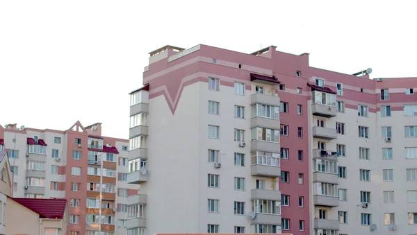 Nueva casa de ladrillo de varios pisos en el barrio de la ciudad —  Fotos de Stock