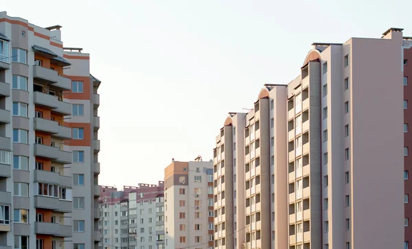 Novo multi-andares, casa de tijolo no bairro da cidade — Fotografia de Stock