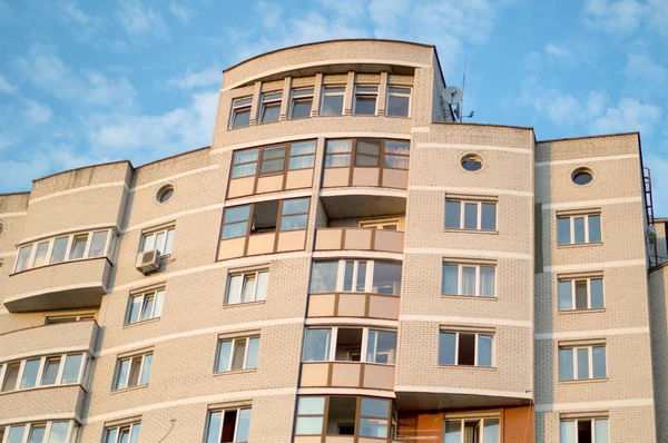 Novo multi-andares, casa de tijolo no bairro da cidade — Fotografia de Stock