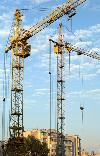 Construction du nouveau bâtiment en brique au moyen de la grue élévatrice — Photo