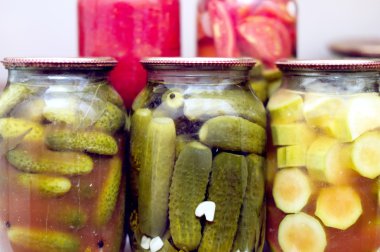 Cam Kavanoz içinde çeşitli konserve sebzeler 
