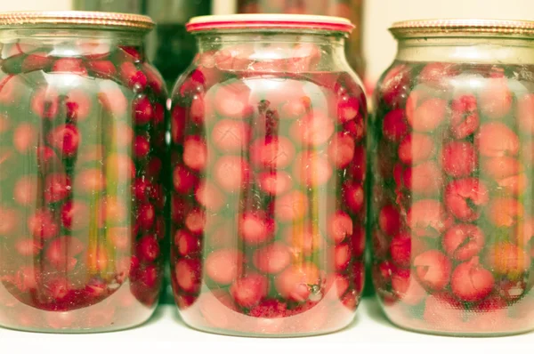 Cerises rouges en conserve dans un bocal en verre — Photo