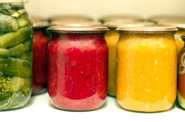 Különböző konzervipari zöldségek üvegedénybe — Stock Fotó