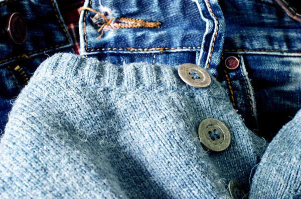Textur - Textil: blaue Jeans und Wollpullover — Stockfoto