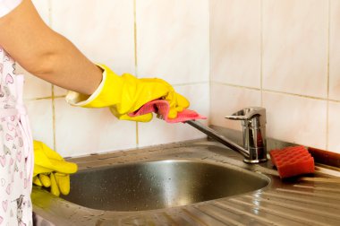 Mutfak lavabo musluk Temizleme işlemi 