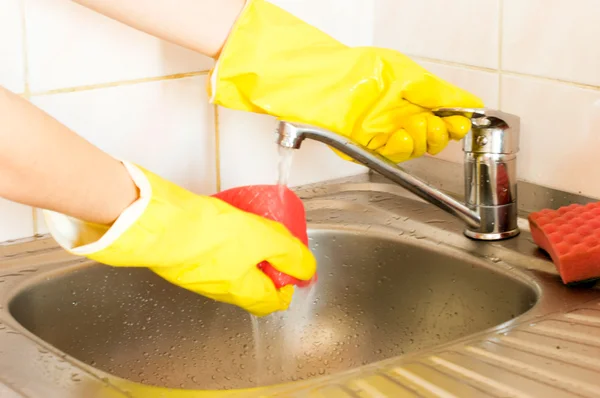Der Prozess der Reinigung der Küchenspüle — Stockfoto
