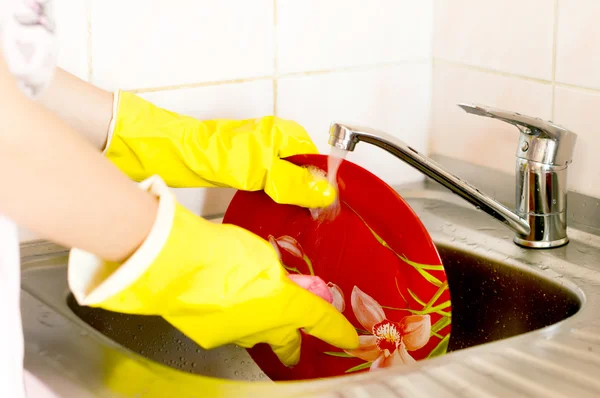 Процесс стирки посуды — стоковое фото