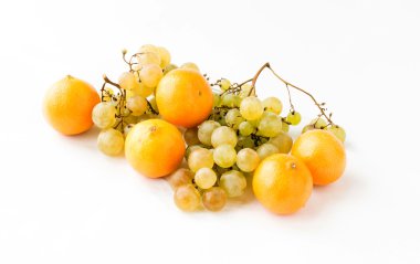 Olgun üzüm ve sarı mandalina dalları 