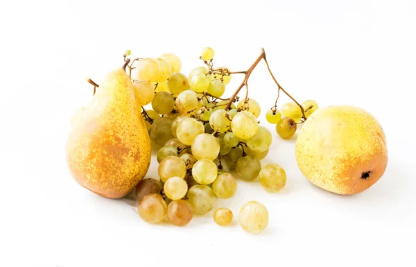Päron och grenar av mogna druvor — Stockfoto