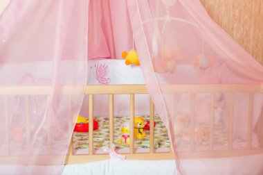 Karyolası ile çeşitli yumuşak oyuncaklar 