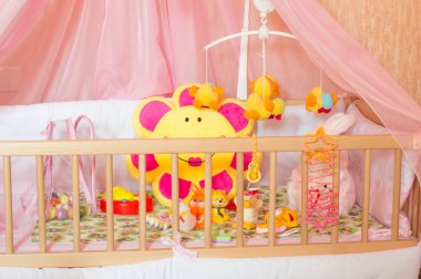 Karyolası ile çeşitli yumuşak oyuncaklar