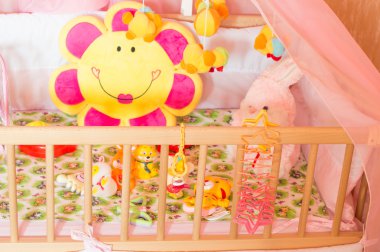 Karyolası ile çeşitli yumuşak oyuncaklar 