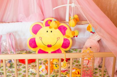 Karyolası ile çeşitli yumuşak oyuncaklar 