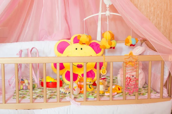 Karyolası ile çeşitli yumuşak oyuncaklar