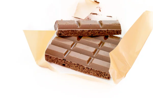 Melk chocolade is een poreus papier-wrapper — Stockfoto