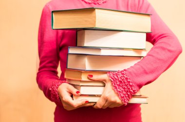 Çok sayıda kitap elinde 