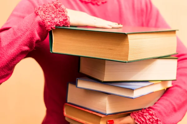 Een groot aantal boeken in de handen — Stockfoto