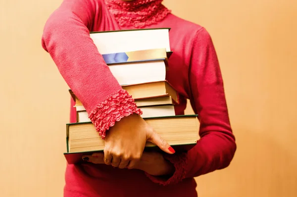Γυναίκα στο κόκκινο πουλόβερ με βιβλία — Φωτογραφία Αρχείου