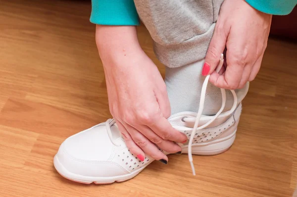 Proces van kleding van witte sport sneakers — Stockfoto