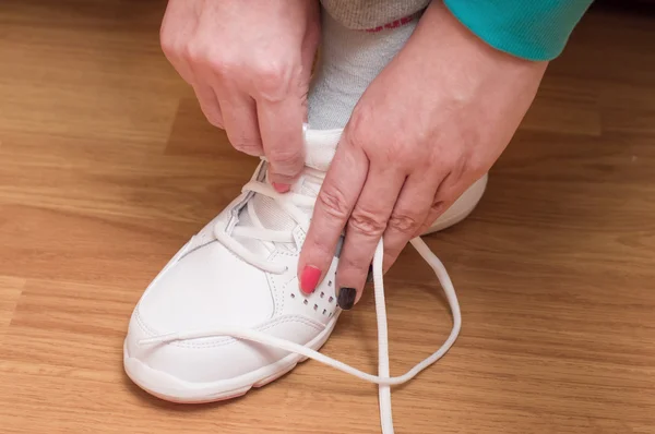 Proces van kleding van witte sport sneakers — Stockfoto