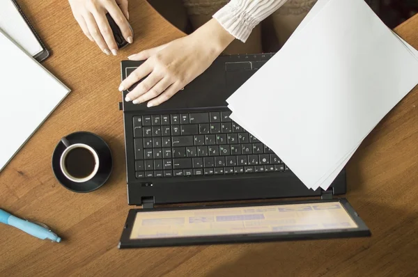 Het proces van met een laptop en documenten — Stockfoto