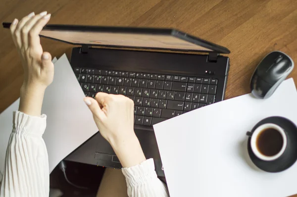 O processo de com um laptop e documentos em uma mesa de escritório — Fotografia de Stock