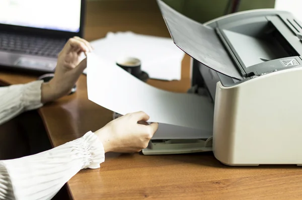 El proceso de inserción de papel en el cartucho de la impresora láser — Foto de Stock