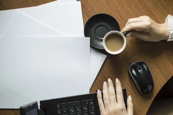 Beber una taza de café caliente con leche — Foto de Stock