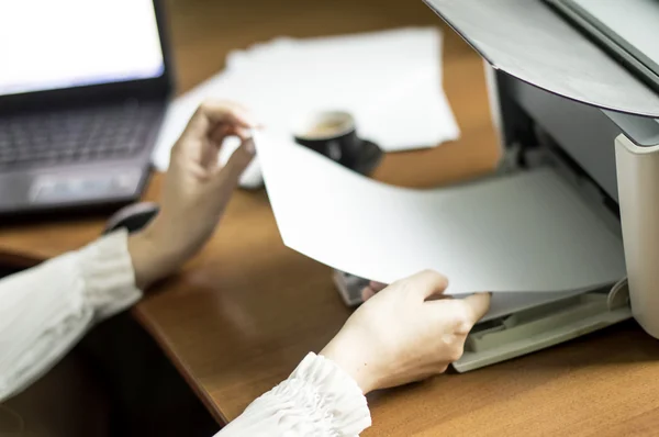 Kağıt lazer yazıcı kartuşu ekleme işlemi 