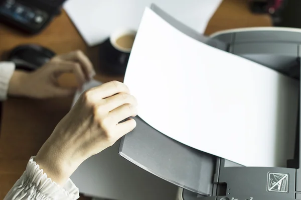 Proces usuwania papieru z drukarki laserowej — Zdjęcie stockowe