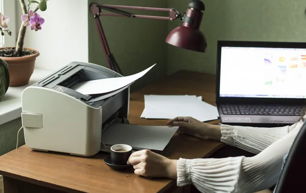 Печать документов с компьютера на принтер — стоковое фото