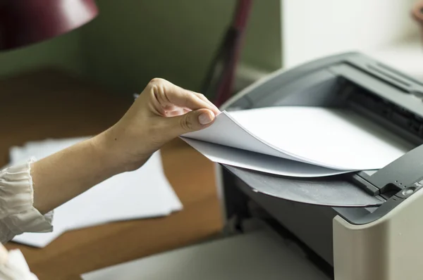 Proces van de pers van papier — Stockfoto