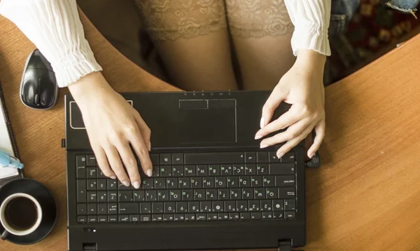 Werken voor een laptop met een kopje zwarte koffie — Stockfoto