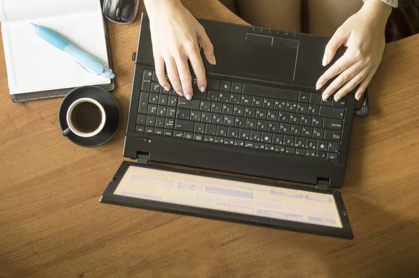 Gyönyörű szexi titkárnő, egy laptop és egy csésze kávé — Stock Fotó