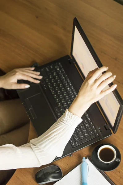 The process of closing the lid on a lunch break — Stock Photo, Image