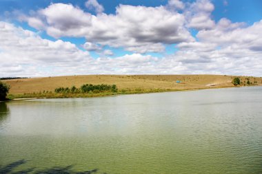 Güzel yaz manzara-göl iki tarafta ağaçları ile 