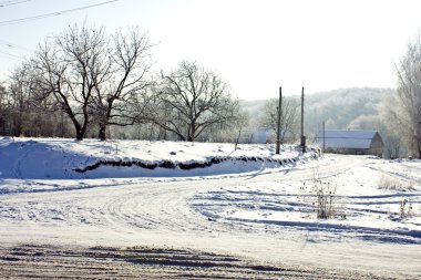 Kış manzara yol beyaz karla kaplı
