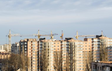 Şehirde yeni apartman inşaat he ile