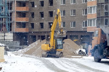 Büyük bir kova ile sarı Ekskavatör