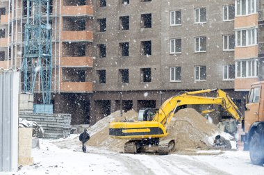 Büyük bir kova ile sarı Ekskavatör 